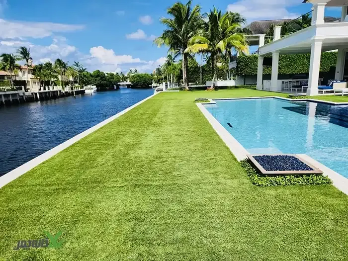 چمن مصنوعی برای دور استخر